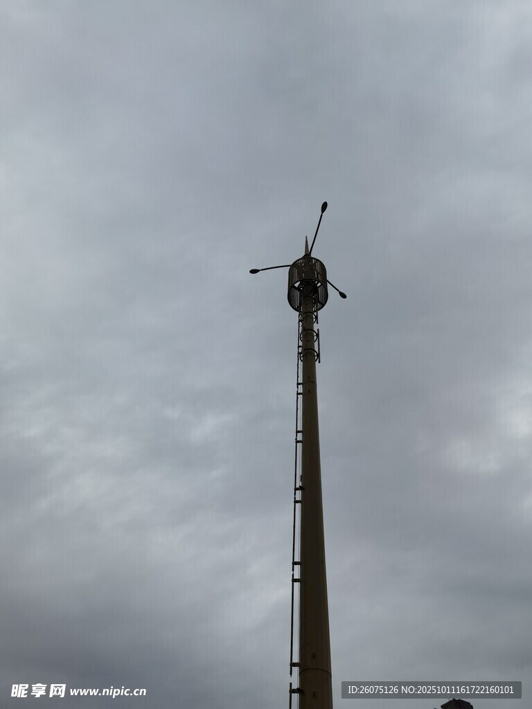高耸电视塔立于阴沉天空下