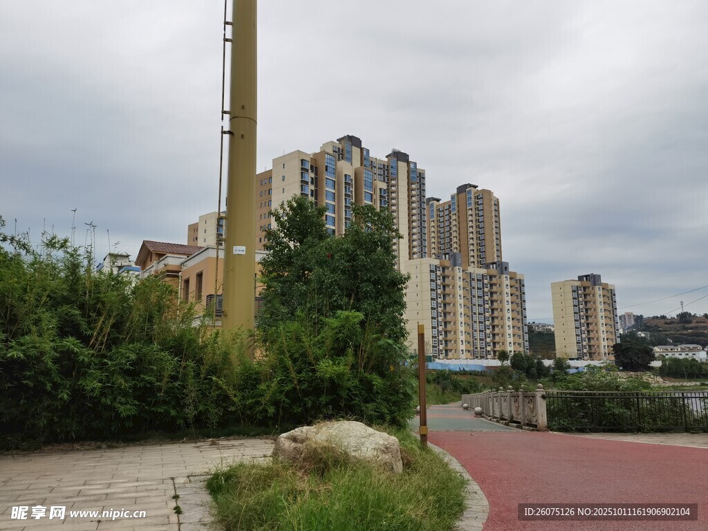 城市住宅区旁的绿化步道
