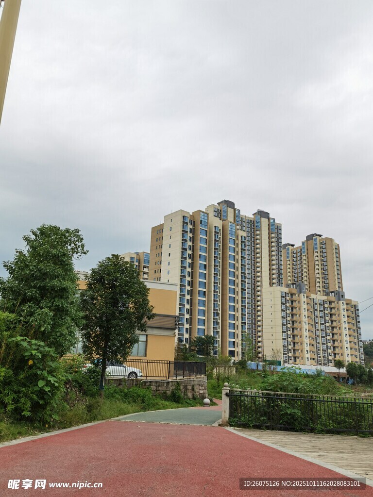城市住宅区旁的休闲步道