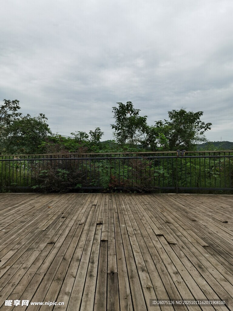 木质露台与远处绿植景观