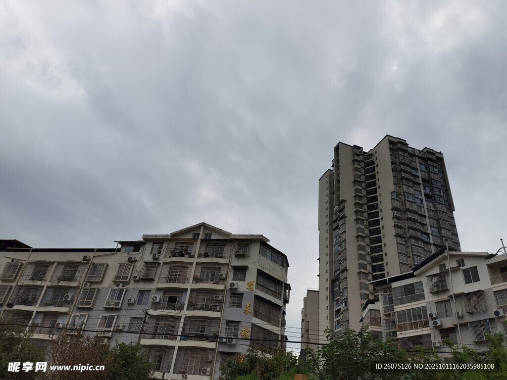 阴天中的城市高层住宅