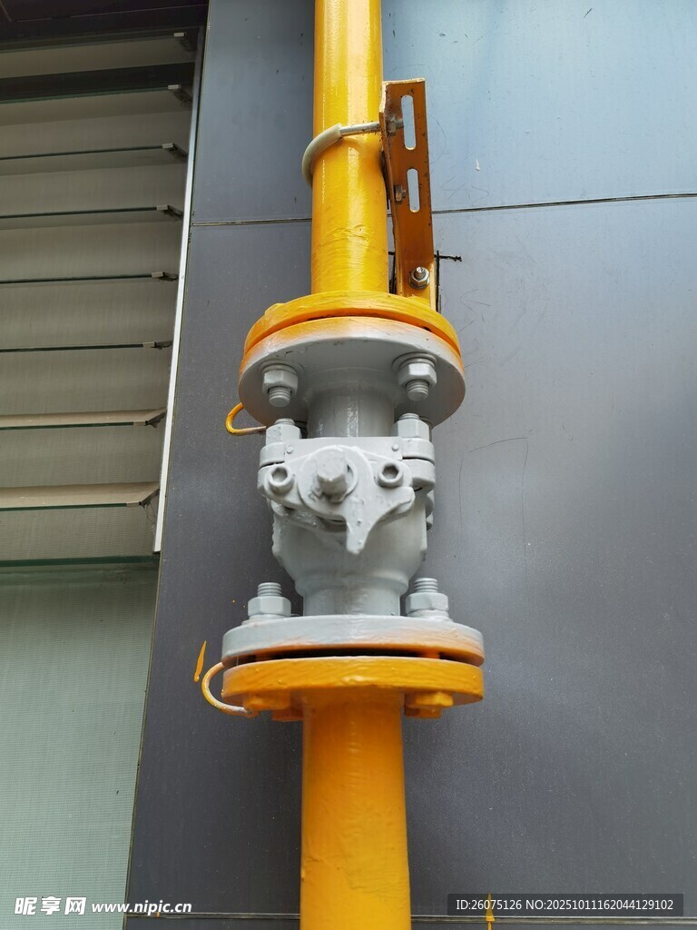 黄色管道阀门设备特写