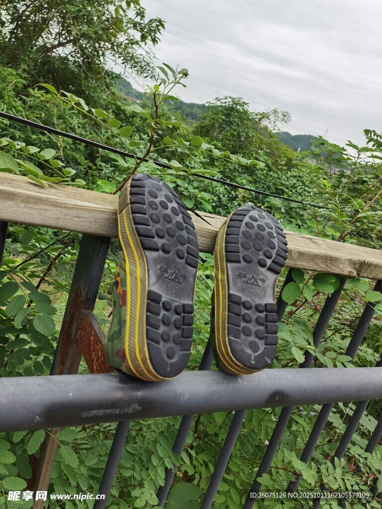 户外鞋置于栏杆上