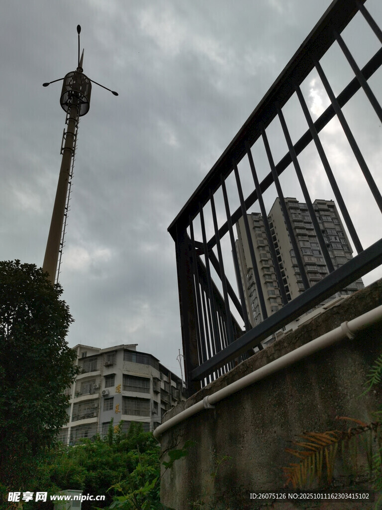城市中的高耸塔吊与建筑