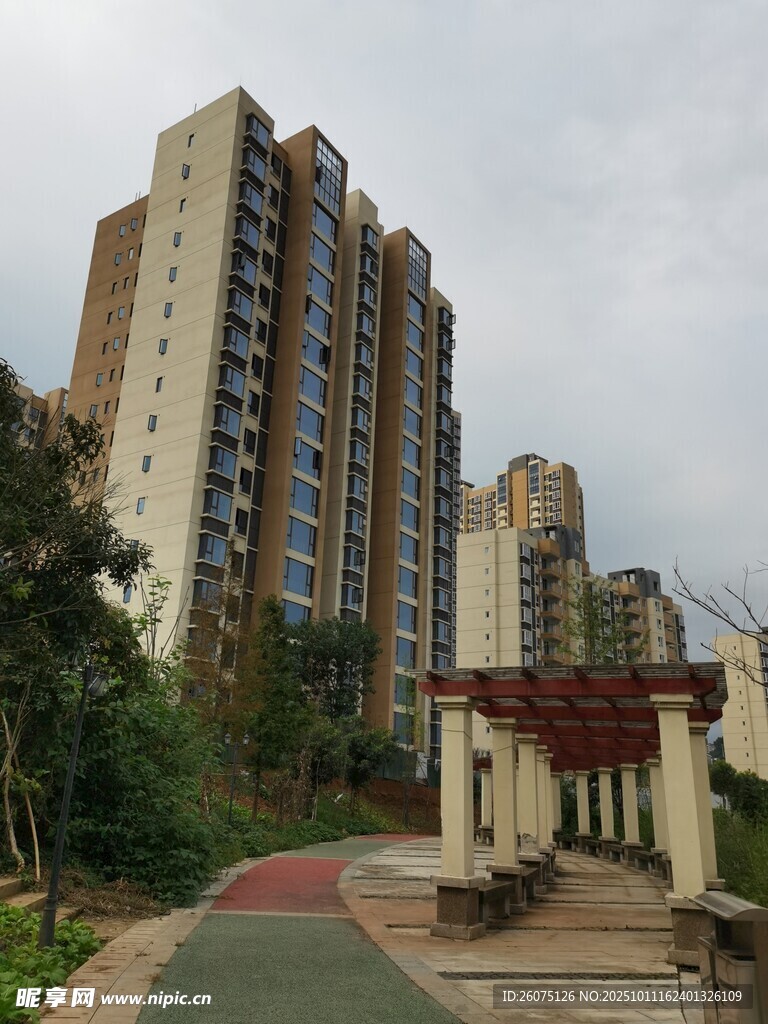 小区景观中的高层住宅楼