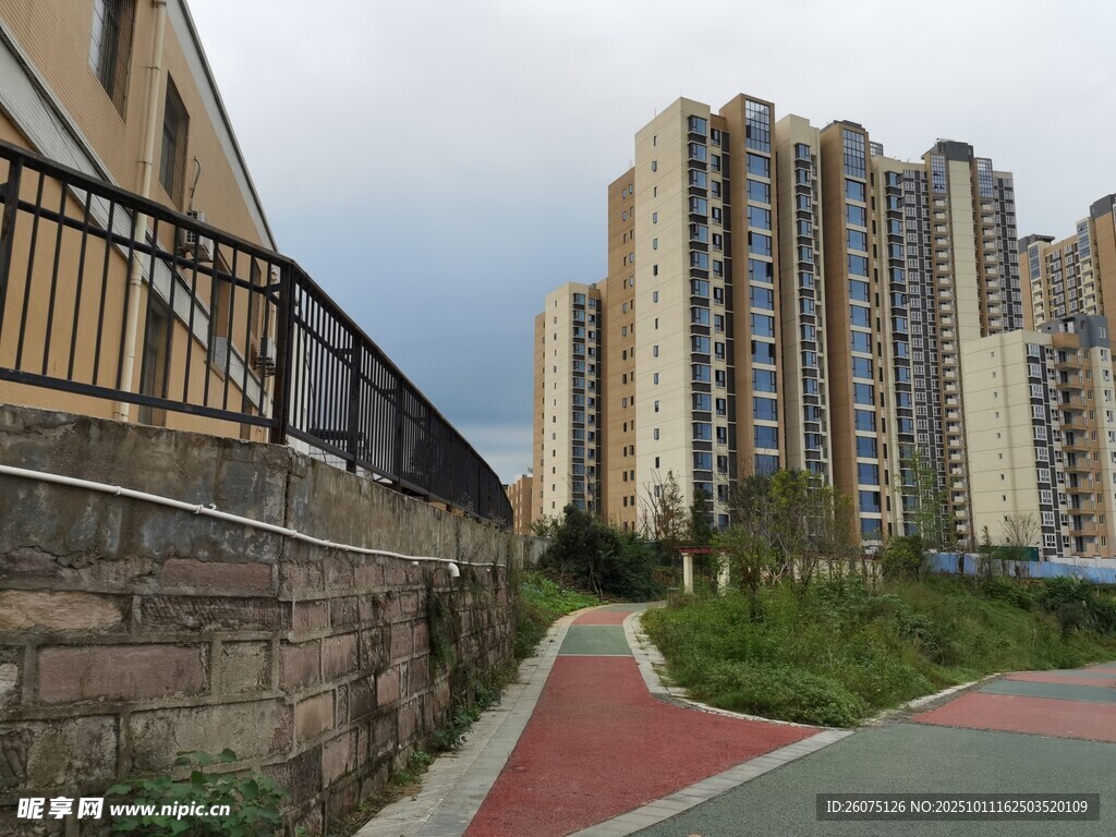 小区旁的步道与高层住宅