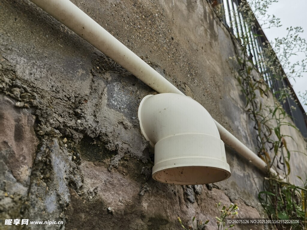 墙上的白色排水管件
