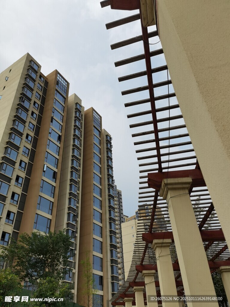 小区景观与高层住宅楼