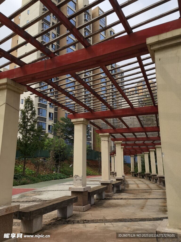 户外红色廊架休憩空间