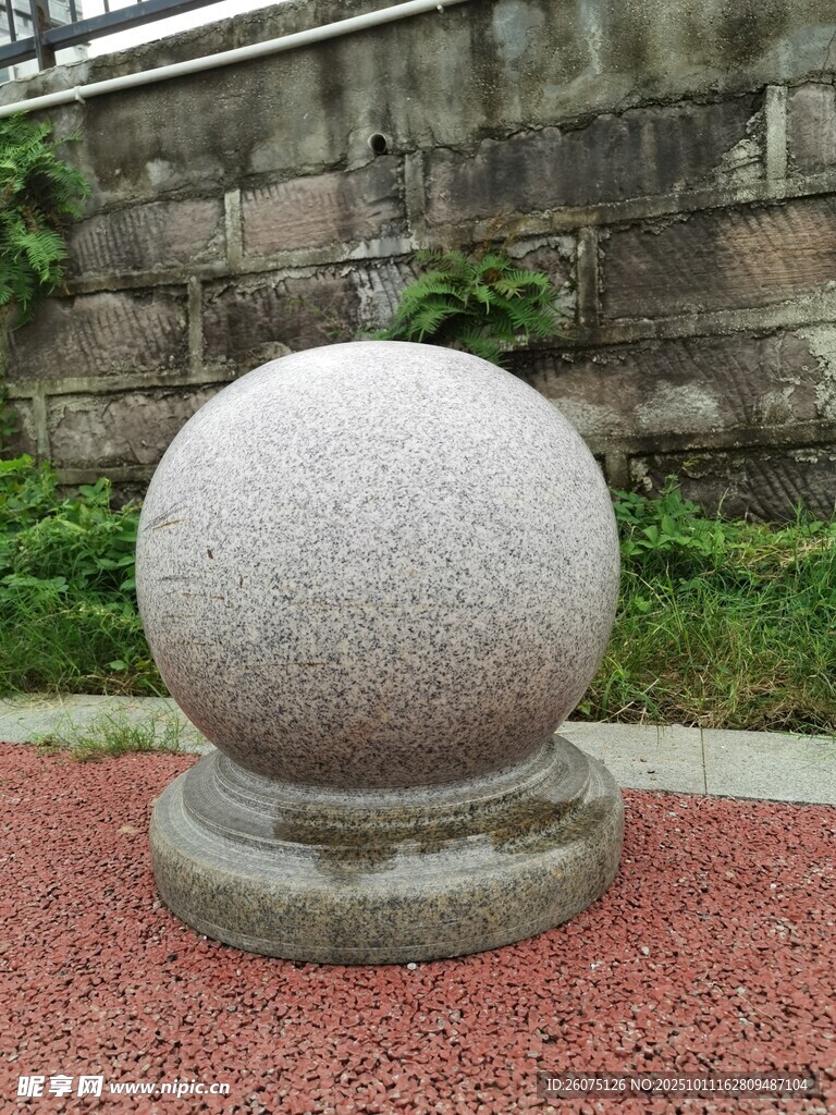 户外石球雕塑