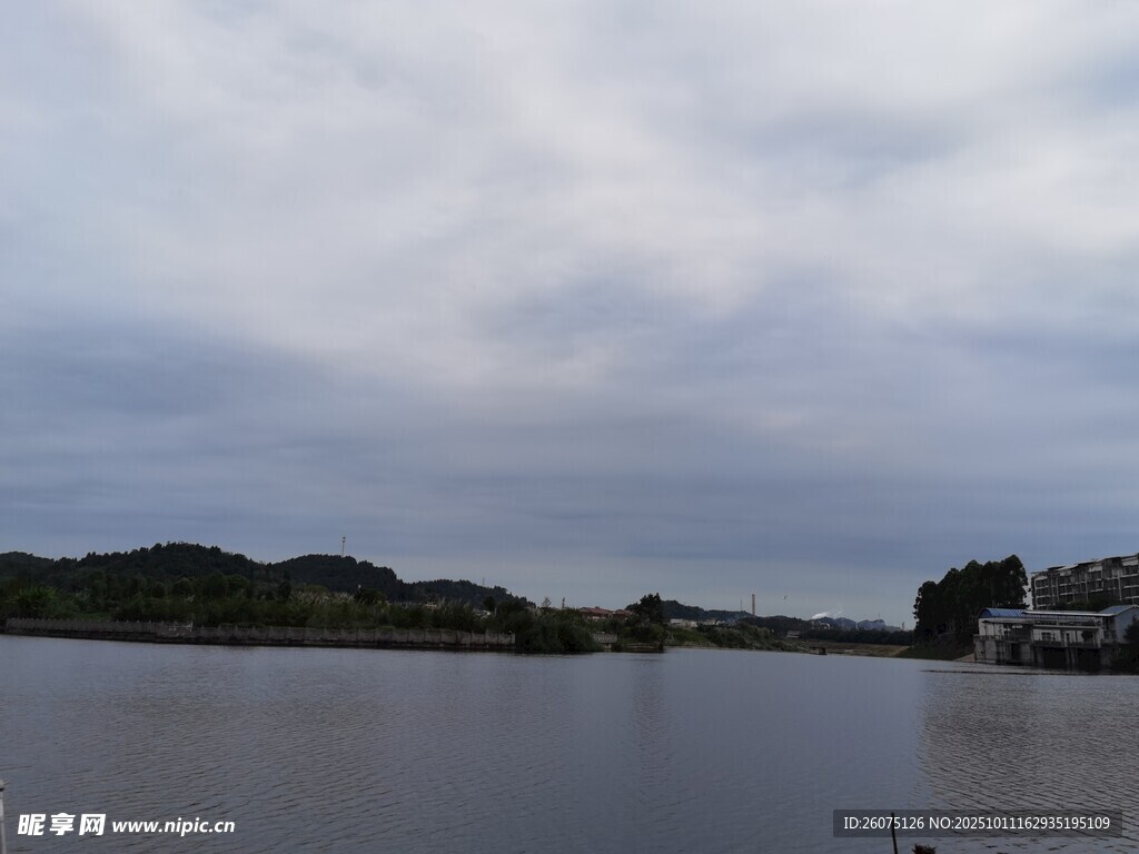 湖畔阴天景色