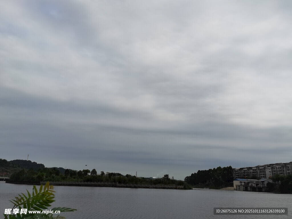 湖畔阴天景色
