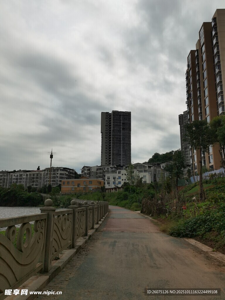 城郊小路旁的高楼与天空