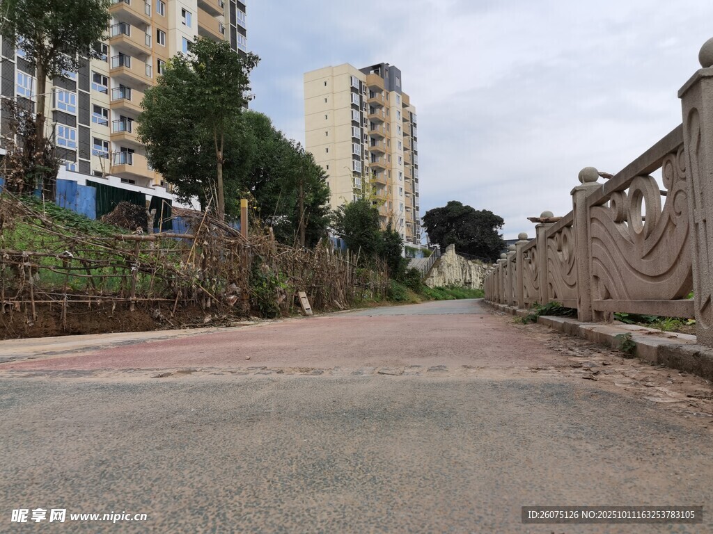城郊道路旁的居民楼景观