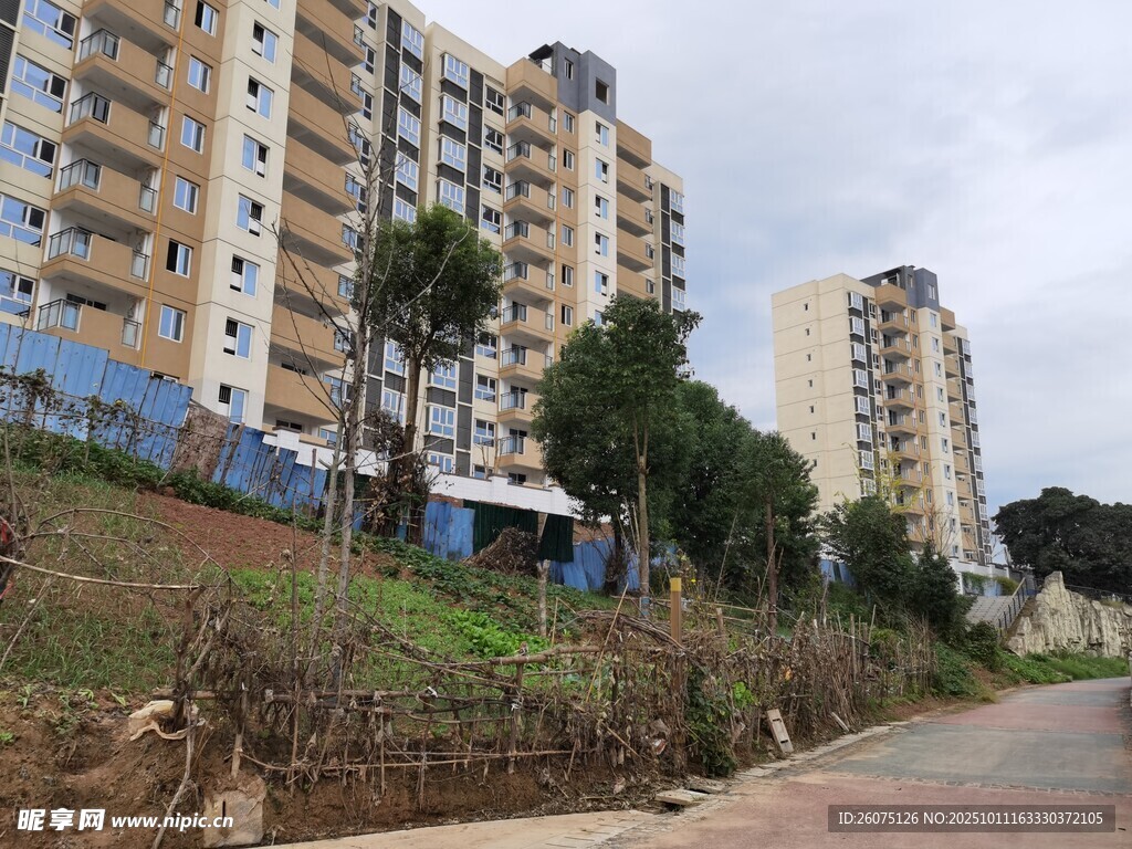 城市路旁在建高层住宅区