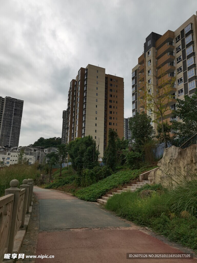 小区旁的宁静步道