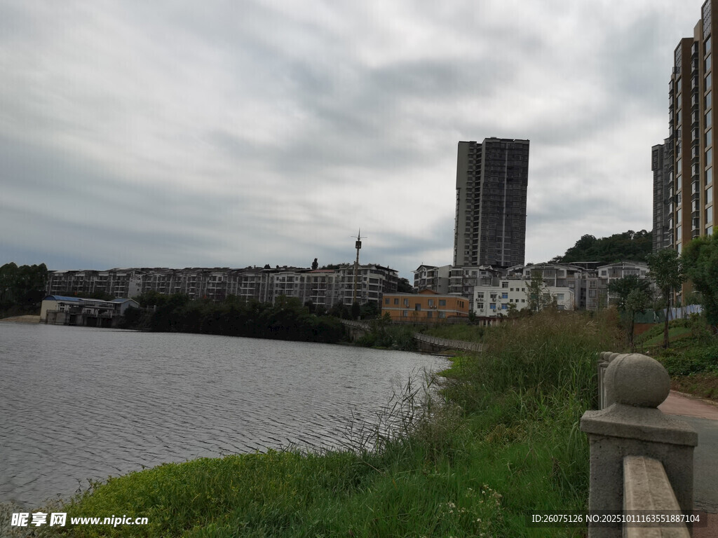 河畔城市景观
