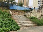 城市中绿意环绕的石阶步道