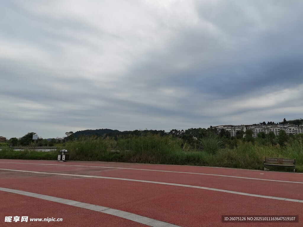 户外红色跑道与天空风景