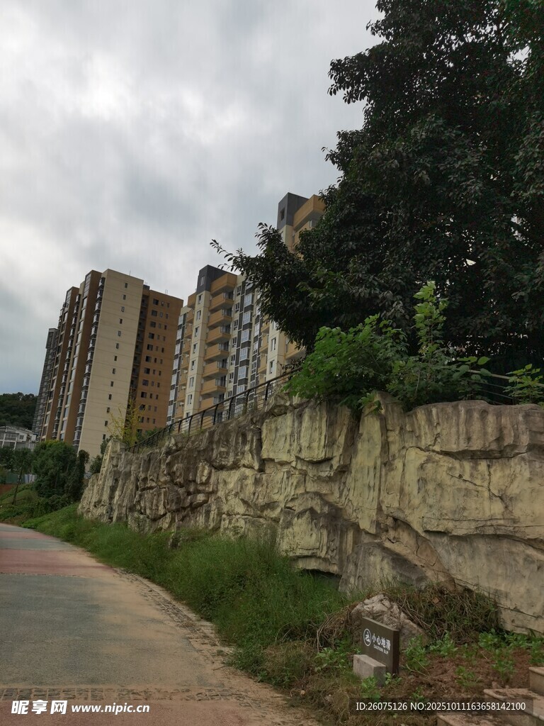 路边的高层住宅与石墙