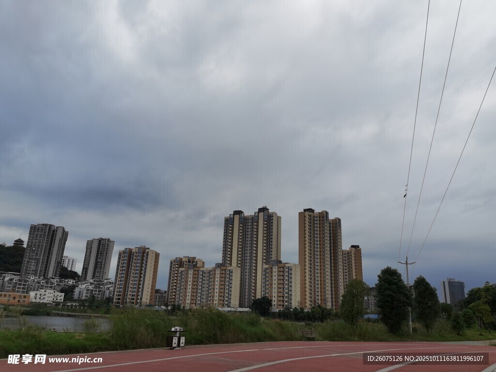 城市高楼与户外运动场