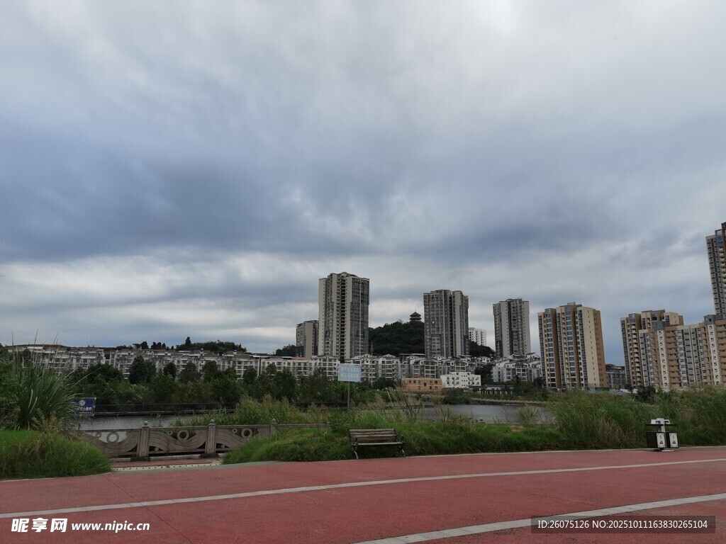 城市跑道边的高层建筑景观