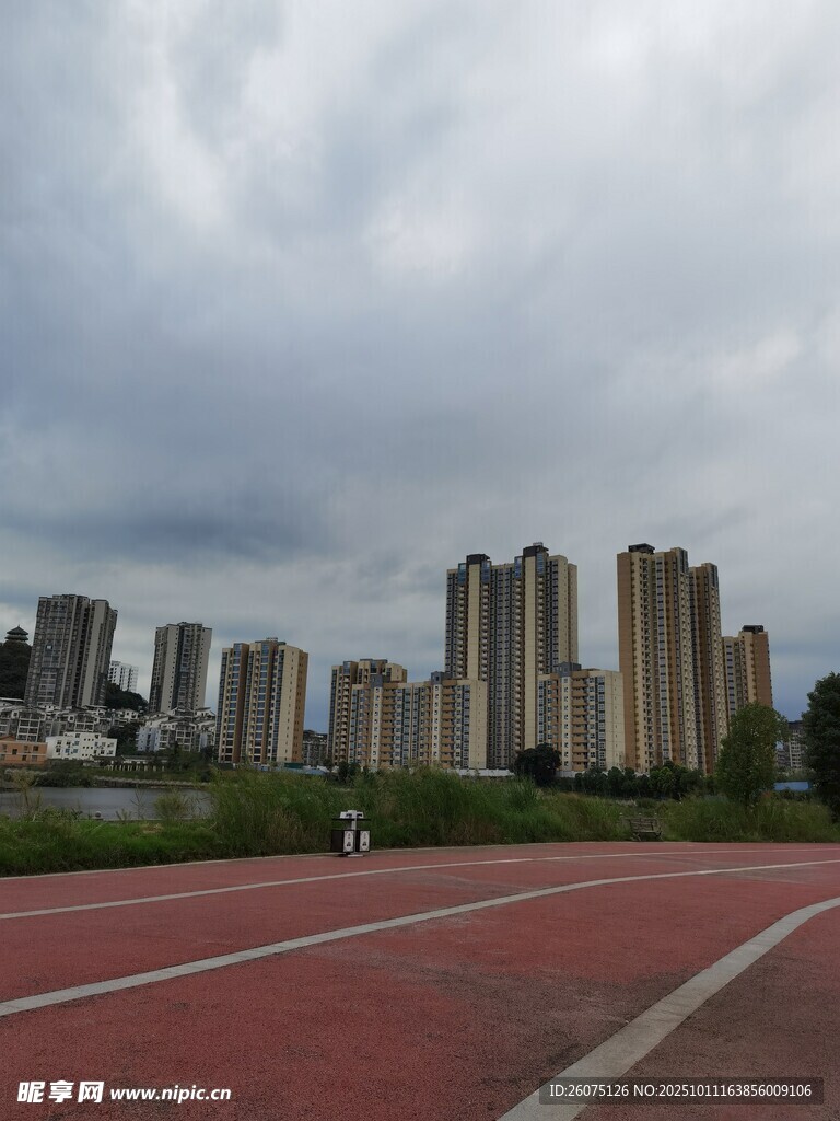 城市跑道旁的高楼景观