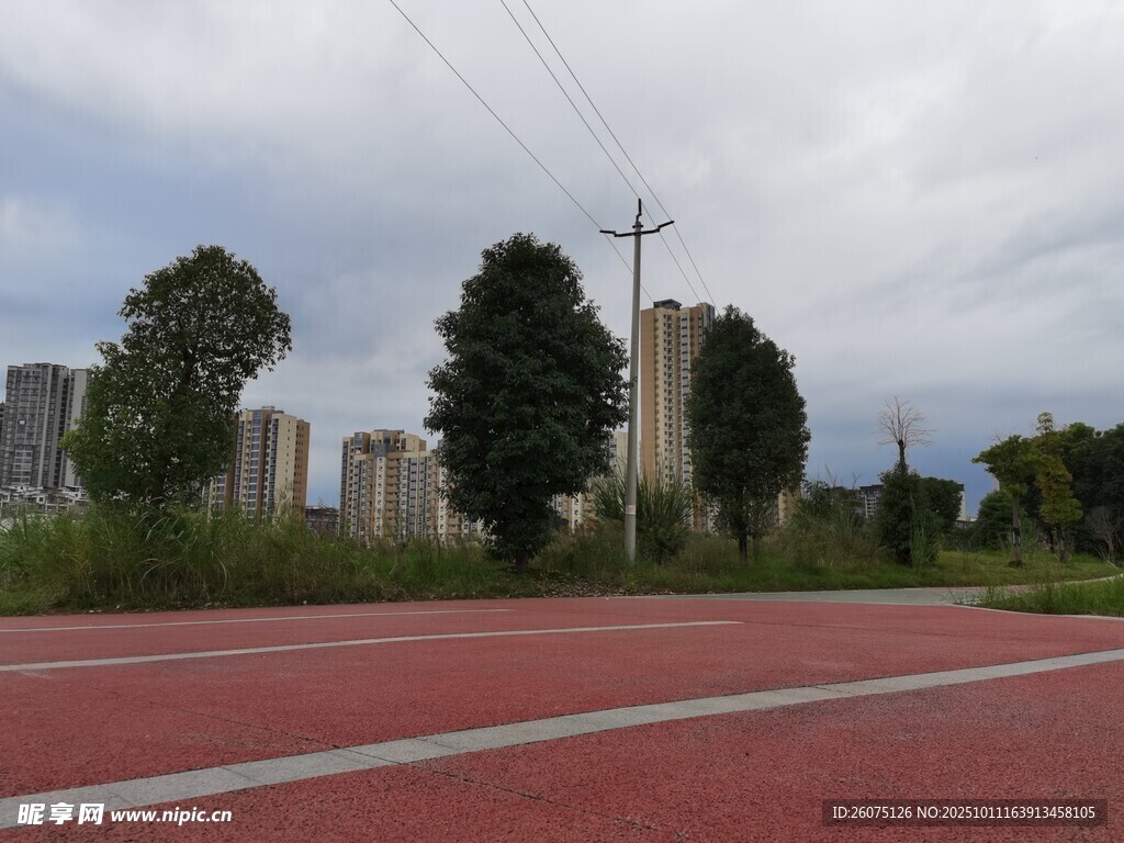 城市旁的红色跑道风景