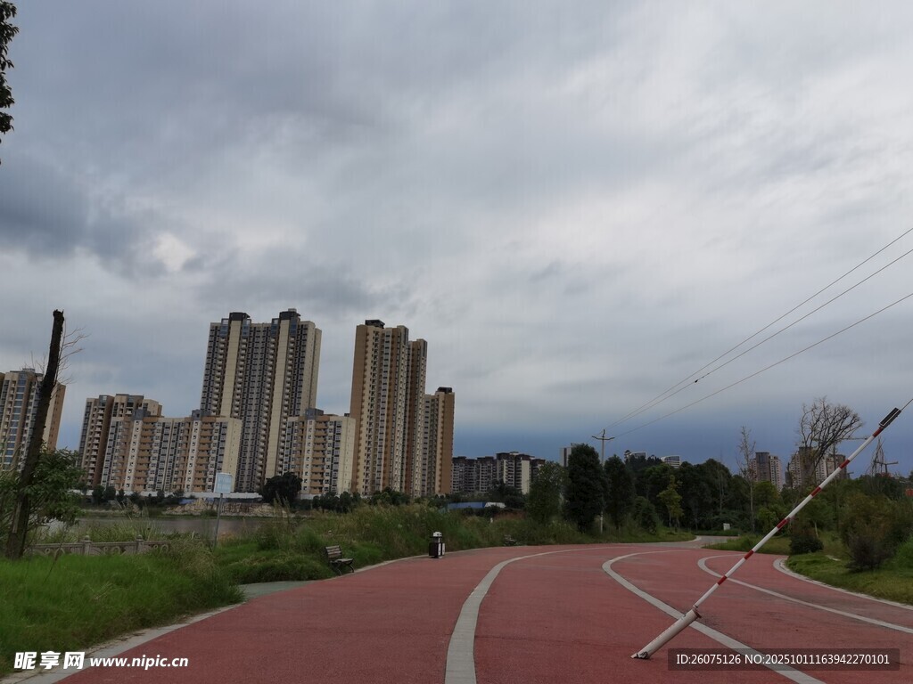 城市跑道边的高楼风景