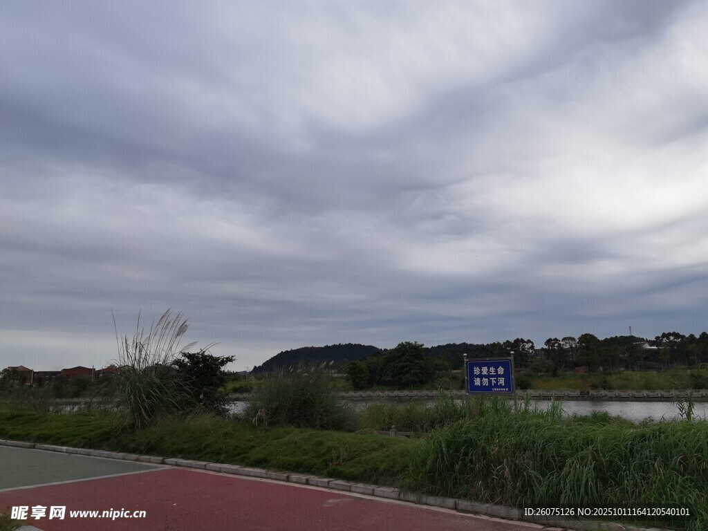 阴天户外道路与远处景致