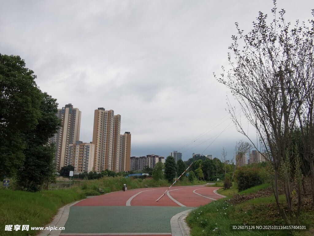 城市公园中的多彩步道