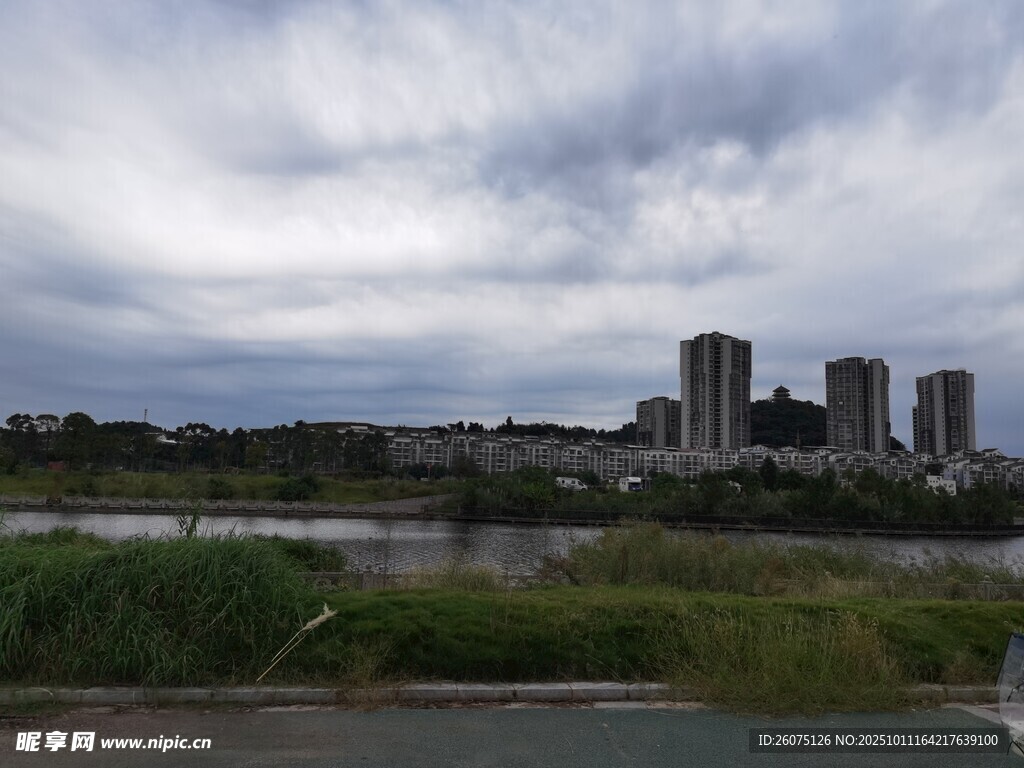 城市河畔风景