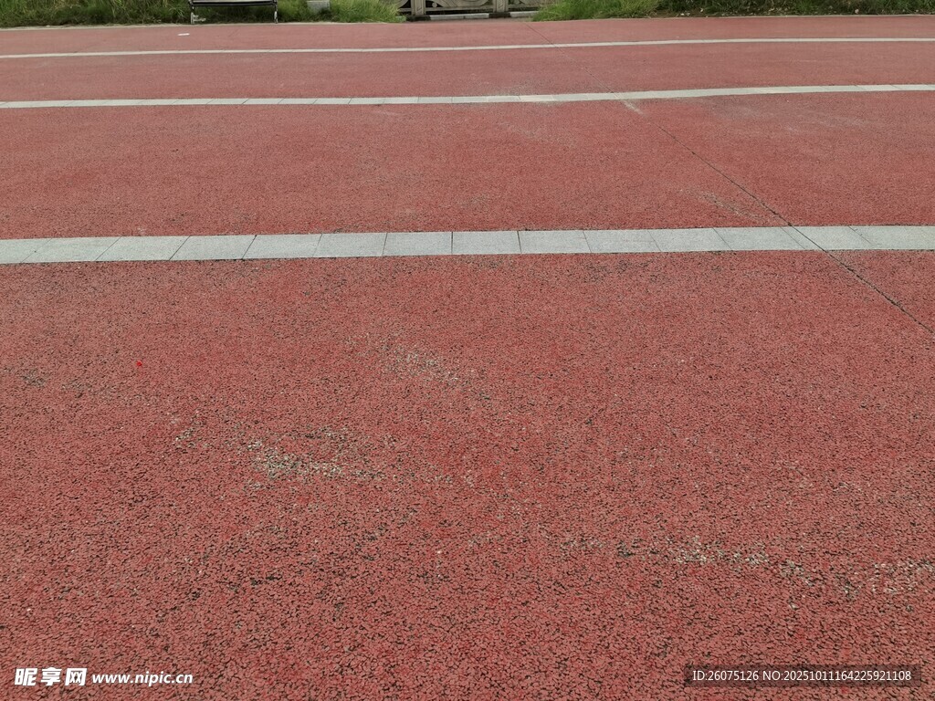 红色塑胶跑道特写