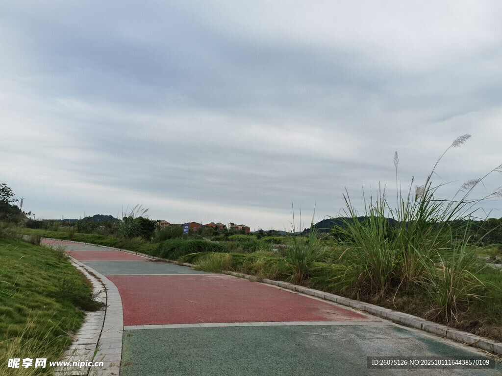 郊外彩色步道风景