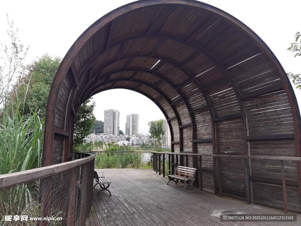木质拱形通道城市风景