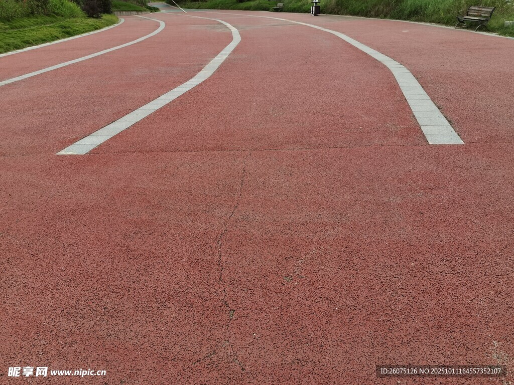 红色塑胶跑道特写