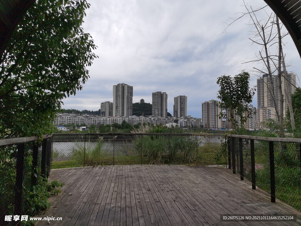 城市河畔木栈道风景
