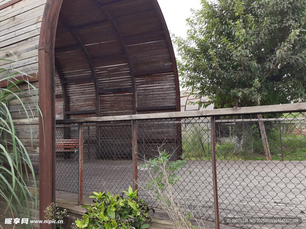 木质小屋外的休闲露台