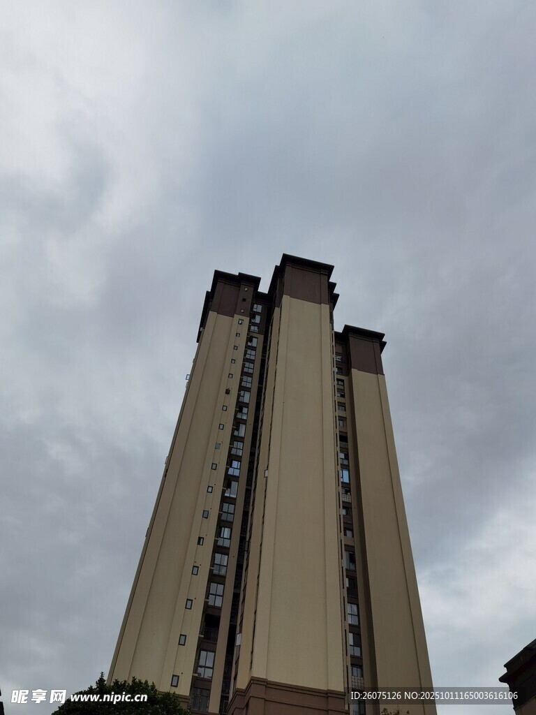高耸入云的城市摩天大楼