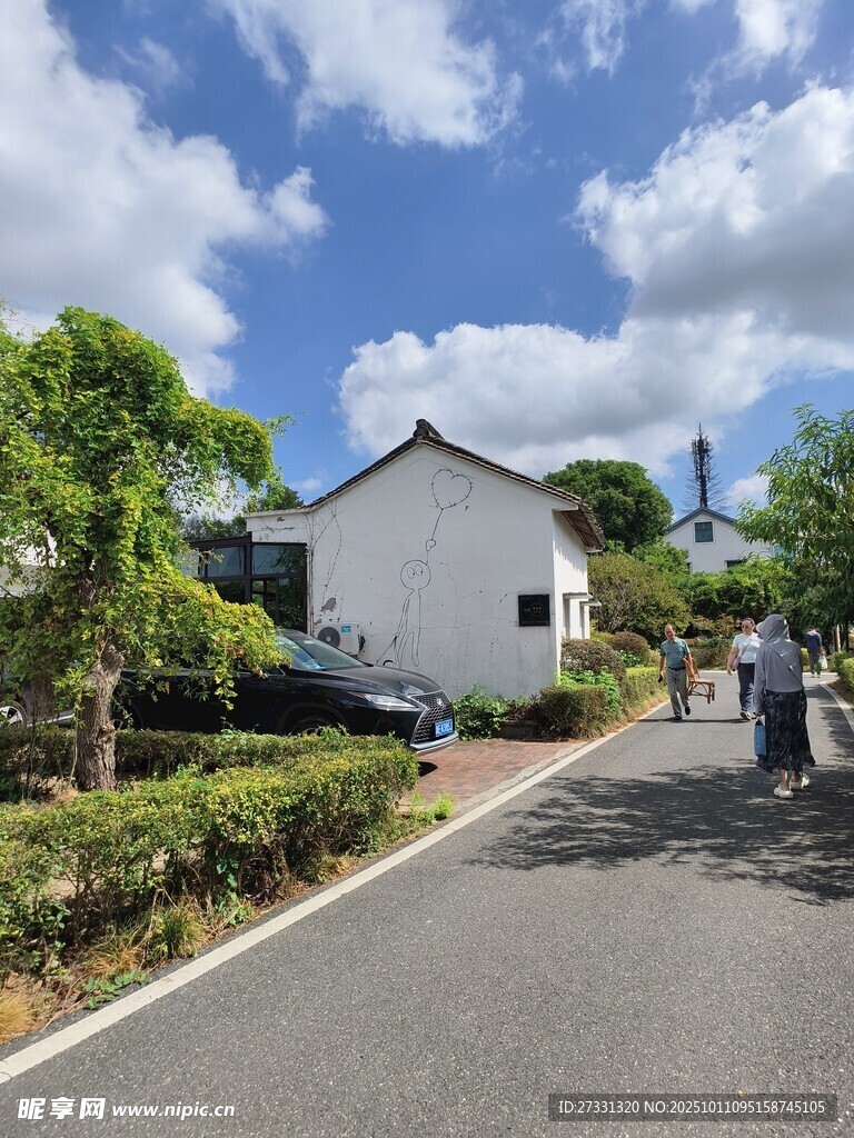 乡村小路旁的白色小屋