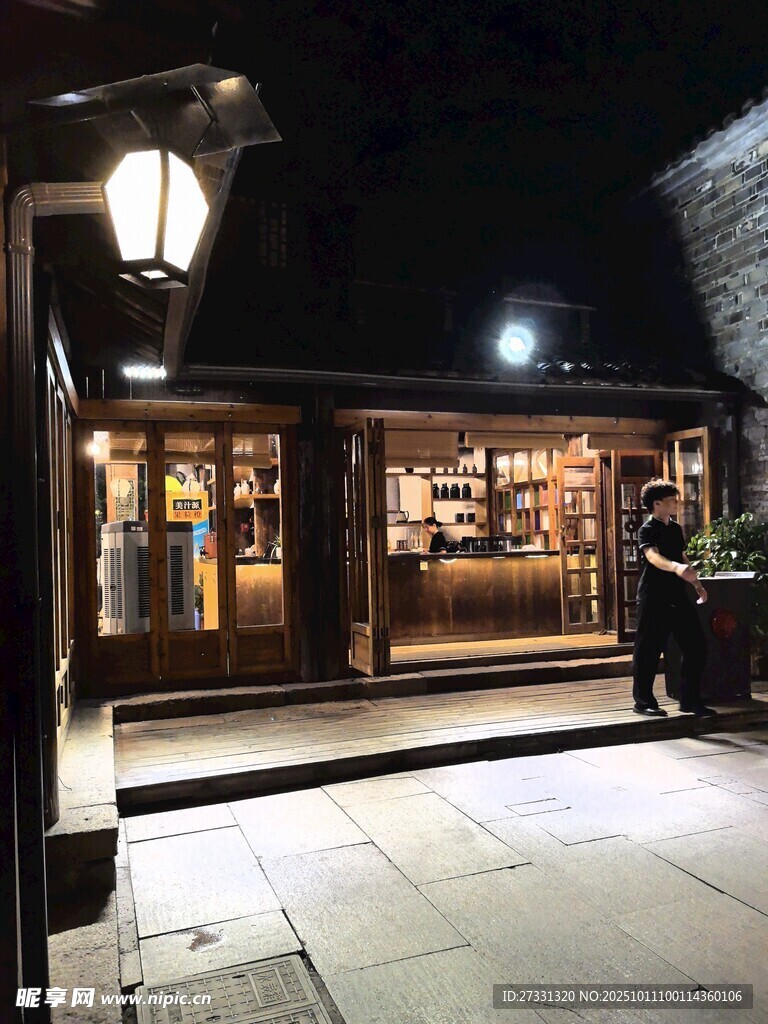 夜晚街边亮灯的温馨小店