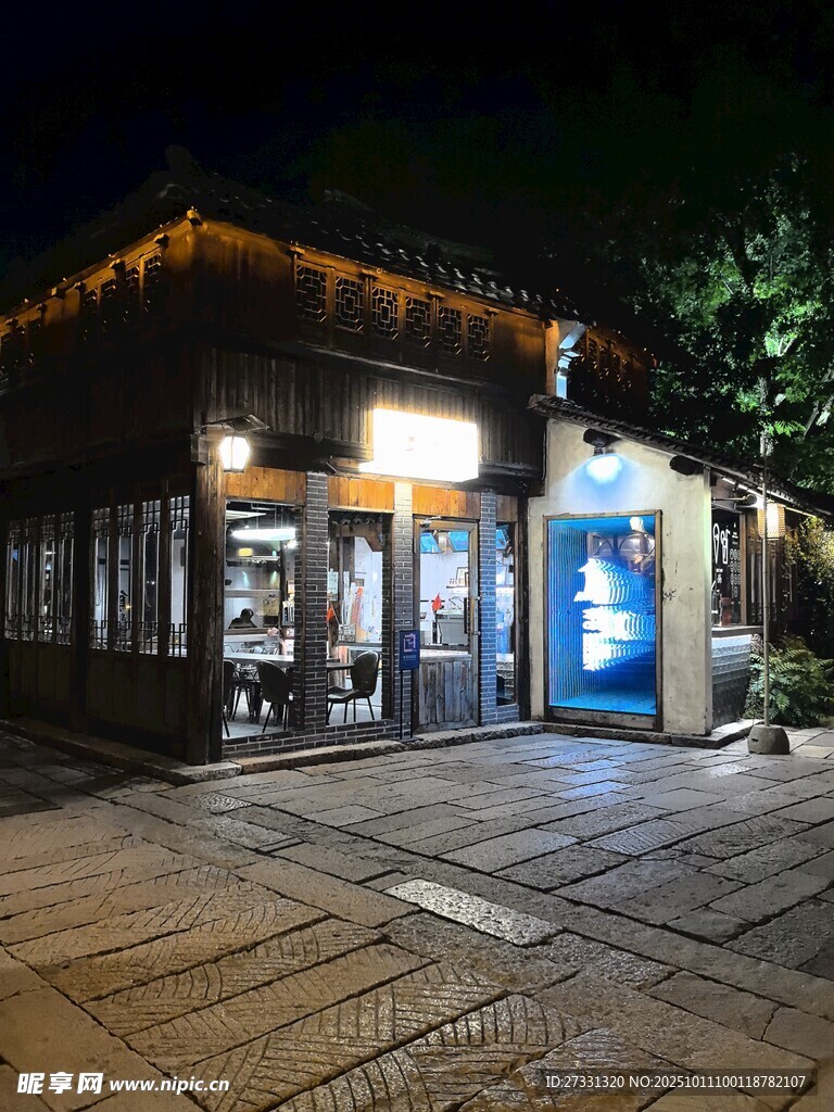 夜晚街边亮灯的特色小店
