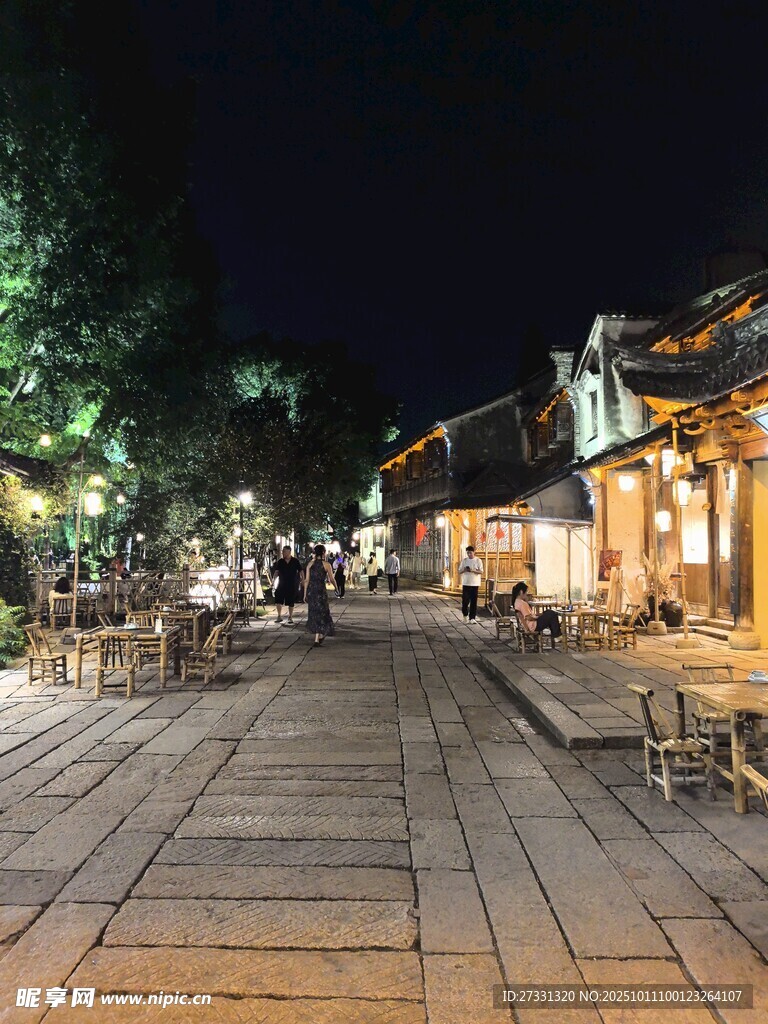 夜晚古街的闲适氛围