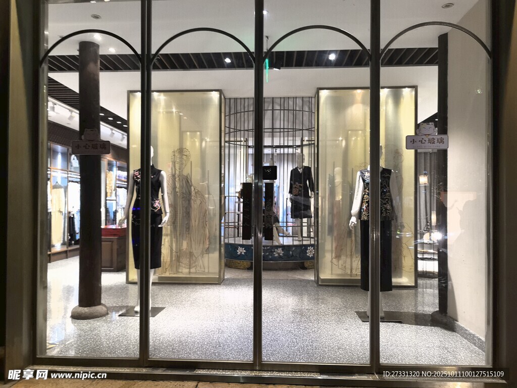 时尚服装店玻璃橱窗展示