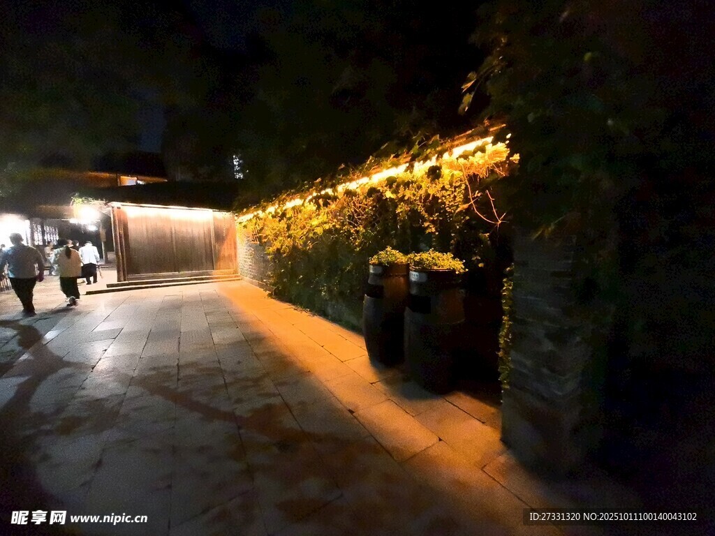 夜晚路边闪烁的温馨灯光