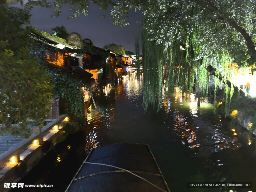 江南水乡夜景游船画面
