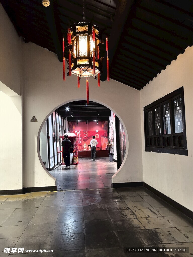 中式回廊灯笼营造典雅氛围