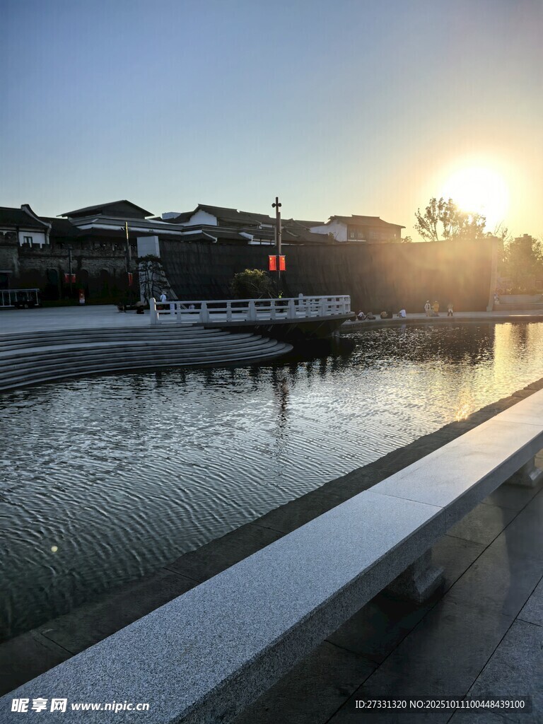 夕阳下的中式水边建筑景观