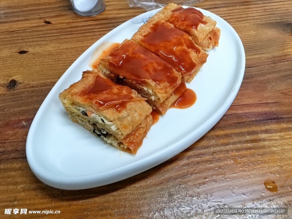 美味裹酱炸物摆于白盘