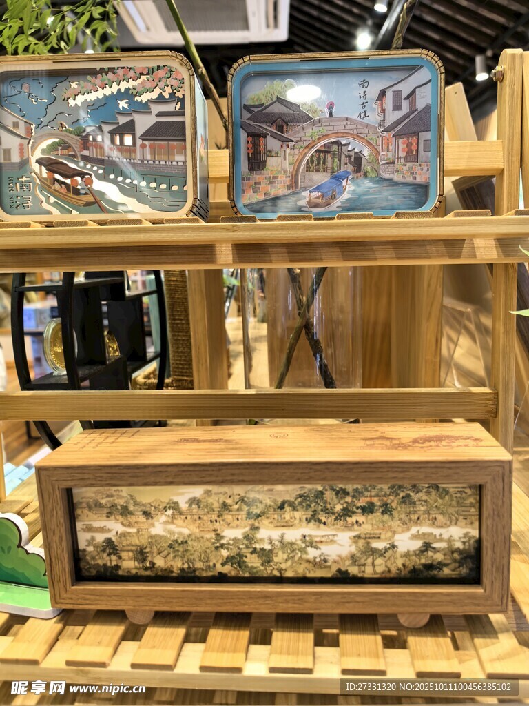 创意木质展示架与装饰画